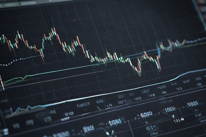 ภาพปกบทความ Trend Line วิธีลากเส้นเทรนด์ที่ถูกต้อง [2026] - ภาพถ่ายสมจริงแนวการเงิน iCafeForex