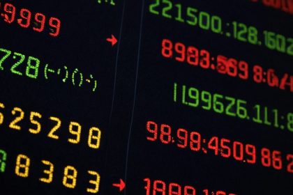 ภาพปกบทความ เทคนิคเทรด Forex: Order Block & FVG ฉบับปี 2026 ทำกำไรจ - ภาพถ่ายสมจริงแนวการเงิน iCafeForex