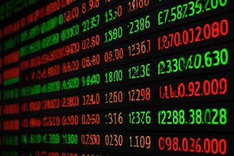 ภาพปกบทความ อัตราดอกเบี้ยกับ Forex ธนาคารกลางกำหนดทิศทาง 2026 - ภาพถ่ายสมจริงแนวการเงิน iCafeForex