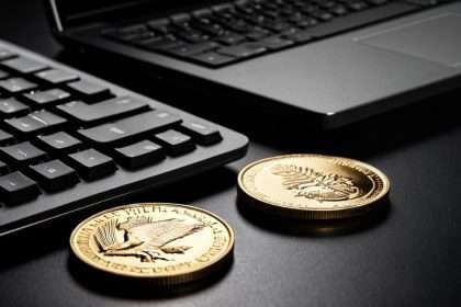 ภาพปกบทความ รู้สึกเริ่มต้นแล้วครับคู่มือเทรดเดอร์มือใหม่ไทย - ภาพถ่ายสมจริงแนวการเงิน iCafeForex