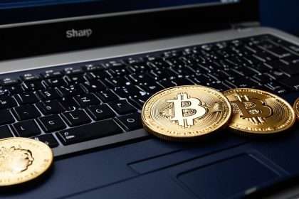 ภาพปกบทความ เรียนรู้การเทรดบน eToro ฉบับสมบูรณ์สำหรับมือใหม่ - ภาพถ่ายสมจริงแนวการเงิน iCafeForex