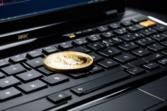 ภาพปกบทความ แนะนำแอปลองเทรด Forex ฟรีสำหรับผู้เริ่มต้น - ภาพถ่ายสมจริงแนวการเงิน iCafeForex