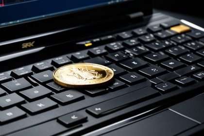 ภาพปกบทความ แนะนำแอปลองเทรด Forex ฟรีสำหรับผู้เริ่มต้น - ภาพถ่ายสมจริงแนวการเงิน iCafeForex