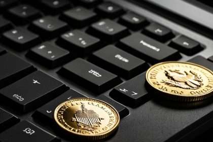 ภาพปกบทความ วิธีเริ่มเทรด Forex สำหรับมือใหม่ คู่มือฉบับสมบูรณ์ 2026 - ภาพถ่ายสมจริงแนวการเงิน iCafeForex