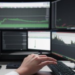 ภาพปกบทความ คดีหลอกเทรด Forex ตำรวจหมอตกเป็นเหยื่อกลโกง - ภาพถ่ายสมจริงแนวการเงิน iCafeForex