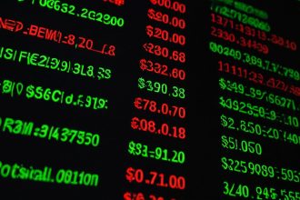 ภาพปกบทความ Forex Factory News วิธีใช้ปฏิทินเศรษฐกิจเทรดข่าว 2026 - ภาพถ่ายสมจริงแนวการเงิน iCafeForex
