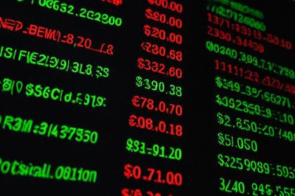 ภาพปกบทความ Forex Factory News วิธีใช้ปฏิทินเศรษฐกิจเทรดข่าว 2026 - ภาพถ่ายสมจริงแนวการเงิน iCafeForex