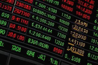 ภาพปกบทความ Forex 70 กรอบกลยุทธ์ทำ Win Rate 70% อย่างยั่งยืน - ภาพถ่ายสมจริงแนวการเงิน iCafeForex